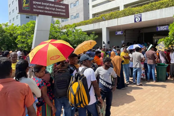 ஆட்பதிவுத் திணைக்களத்தில் நீண்ட வரிசையில் காத்திருக்கும் மக்கள் - அதிகாரிகளின் மோசமான செயல் | Officers Defrauding Overtime Allowances ஆட்பதிவுத் திணைக்களத்தில் நீண்ட வரிசையில் காத்திருக்கும் மக்கள் - அதிகாரிகளின் மோசமான செயல் | Officers Defrauding Overtime Allowances