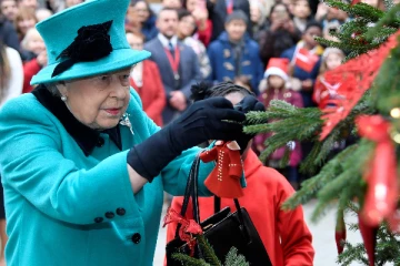 பிரித்தானியா  மகாராணி சென்ற பகுதிக்குள் ஆயுதத்துடன் நுழைந்த நபரால் பரபரப்பு!