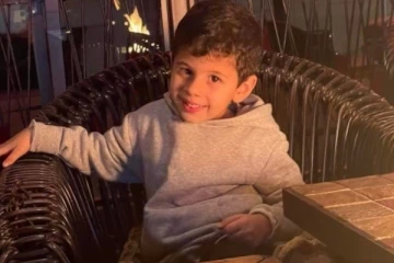 சாலையில் நடந்த சண்டையில் 4 வயது சிறுவன் மீது பாய்ந்த துப்பாக்கி குண்டு: பெற்றோர் கண்முன் நடந்த சோகம்