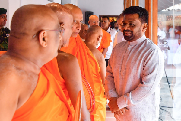 அநுர முன்னிலையில் கோட்டாபயவை புகழ்ந்த தேரர் | Thero Praised Gotabaya In The Presence Of Anura