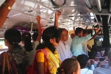 பேருந்தில் பயணித்த பெண்ணுக்கு நேர்ந்த அவலம்! (காணொளி)