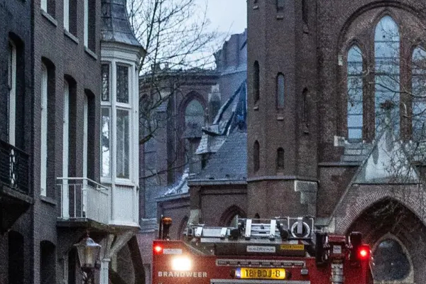 ஆம்ஸ்டர்டாம் தீ விபத்தால் அழிந்த 150 ஆண்டு கால அடையாளம் | 150 Year Old Artifact Found In Amsterdam Church ஆம்ஸ்டர்டாம் தீ விபத்தால் அழிந்த 150 ஆண்டு கால அடையாளம் | 150 Year Old Artifact Found In Amsterdam Church