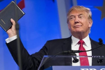 பைபிள் விற்று கோடிக்கணக்கில் சம்பாதித்த ட்ரம்ப்.., ஒரு பைபிளின் விலை எவ்வளவு?