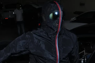 முகத்தை முழுவதும் மூடிக்கொண்டு தியேட்டருக்கு வந்த பிரபல நடிகையின் கணவர்