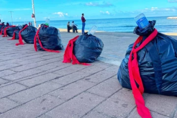 ගාළු මුවදොර කසල බෑග් වලට රතු සාටක පලදවයි...සිදුවූ අරුම පුදුම දේ මෙන්න.(PHOTOS)