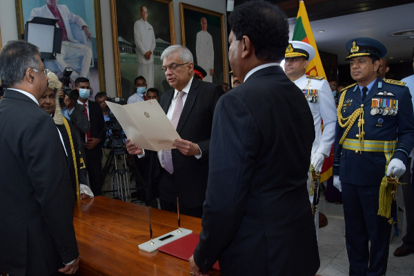 பதவி ஏற்கும் போது  ரணிலுக்கு ஏற்பட்ட சங்கடம் - ஐபிசி தமிழ்