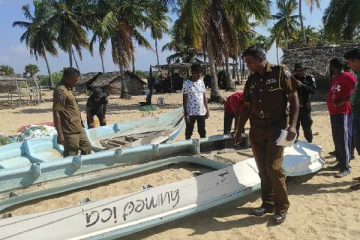 முல்லைத்தீவில் வெடிபொருட்கள் நிரப்பப்பட்ட ஆபத்தான படகு! விடுதலைப் புலிகளுடையது என தகவல் (Photo)