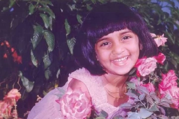 இந்த புகைப்படத்தில் இருக்கும் குழந்தை யார் தெரியுமா.. பிரபல முன்னணி நடிகரின் மனைவி தான்