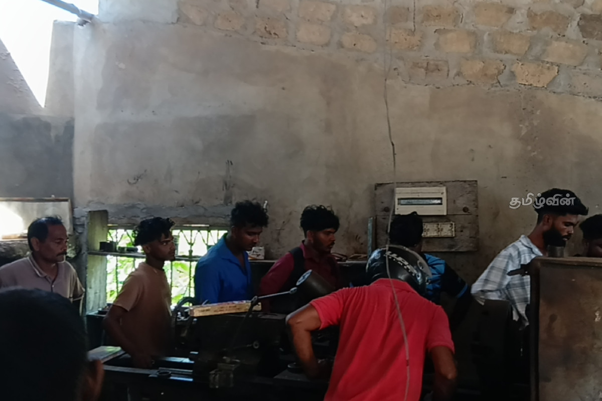 கிளிநொச்சியில் மின்சாரம் தாக்கி 23 வயது இளைஞன் உயிரிழப்பு | 23 Year Old Dies After Being Electrocuted கிளிநொச்சியில் மின்சாரம் தாக்கி 23 வயது இளைஞன் உயிரிழப்பு | 23 Year Old Dies After Being Electrocuted