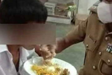 சீருடைக்கு அப்பாற்பட்ட மனிதநேயம்! சமூக வலைத்தளங்களில் பாராட்டப்படும் பொலிஸ் அதிகாரியின் செயல் (Photo)