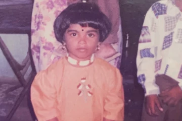 இந்த குழந்தை யார் தெரிகிறதா? தற்போது கோலிவுட்டில் பாப்புலர் ஹீரோயின் தான்