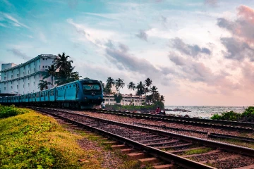 ரயிலை நிறுத்த முயன்ற நபருக்கு நேர்ந்த சோகம்!