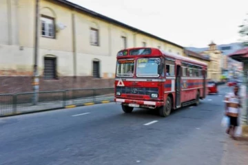 இ.போ.ச பேருந்து சாரதியால் வந்த வினை ; பல வாகனங்கள் சேதம்