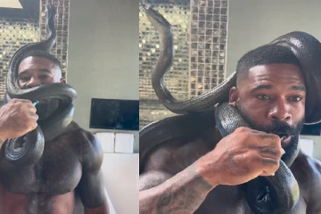 தலையில் சுற்றிய கருப்பு பாம்புடன் பல் துலக்கிய நபர் : வைரலாகும் காணொளி