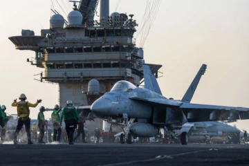 பல கோடி மதிப்புள்ள அமெரிக்க போர் விமானம் செங்கடலில் விழுந்து விபத்து