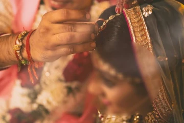 மனைவியை 1.5 லட்சத்துக்கு விற்று விட்டு எஸ்கேப்பான கணவன்....பேரதிர்ச்சியில் உறைந்த போலீஸ்