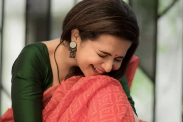 சேலையில் மயக்கும் டிடி….விதவிதமான புடவையில் வேற லெவல் அழகு..! சிலிர்க்க வைத்த புகைப்படம்