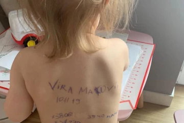 குழந்தைகள் உடல்களில் தொடர்பு எண்களை எழுதும் உக்ரேனிய தாய்மார்கள்! நெஞ்சை உருக்கும் காரணம்