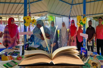 நடமாடும் வாசிகசாலை திறந்து வைத்த கல்முனை மஹ்மூத் மகளிர் கல்லூரி