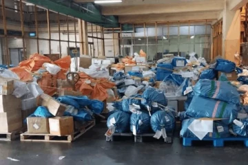 கட்டுநாயக்க விமான நிலையத்தில் குவிந்து கிடக்கும் பொதிகள்