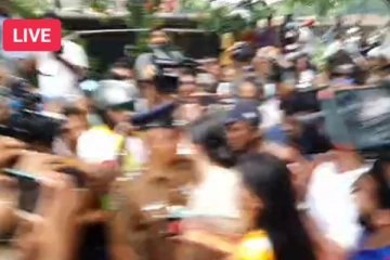 අණ නොතකා කොටුවට ආ විරෝධතාකරුවන්ට පොලිසියෙන් බාධා - දැඩි උණුසුම්කාරී තත්ත්වයක්..නවතම දර්ශන..(VIDEO)