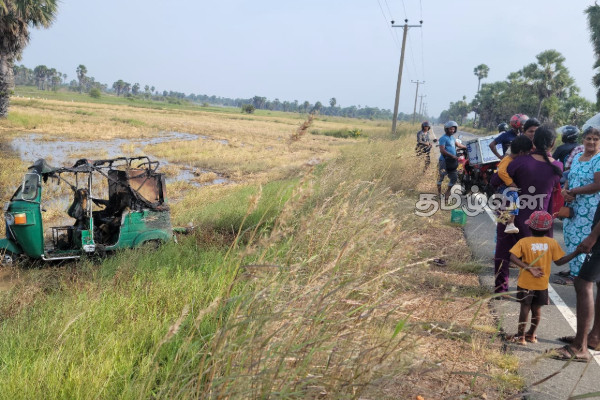 திடீரென தீப்பற்றிய முச்சக்கர வண்டி | Three Wheeler Catches Fire