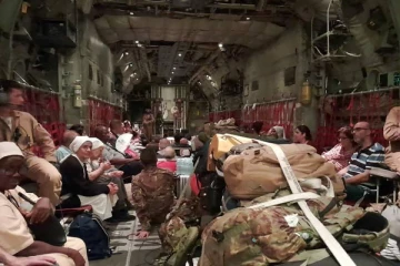 அலறும் நாடு; ரொட்டி, கழிப்பறை குழாய் நீர் அவலம் - இந்தியர்களை மீட்ட ராணுவம்!