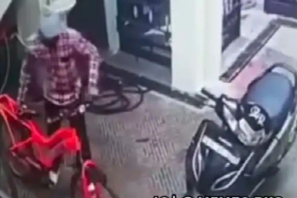 எடுத்த நாள் முதல்  இந்த நாள்  வரை  வண்டியை விடவில்லை  : சைக்கிள் திருட்டும், தோற்றுப்போன திருடனும் , வைரல்  வீடியோ - தமிழ்நாடு