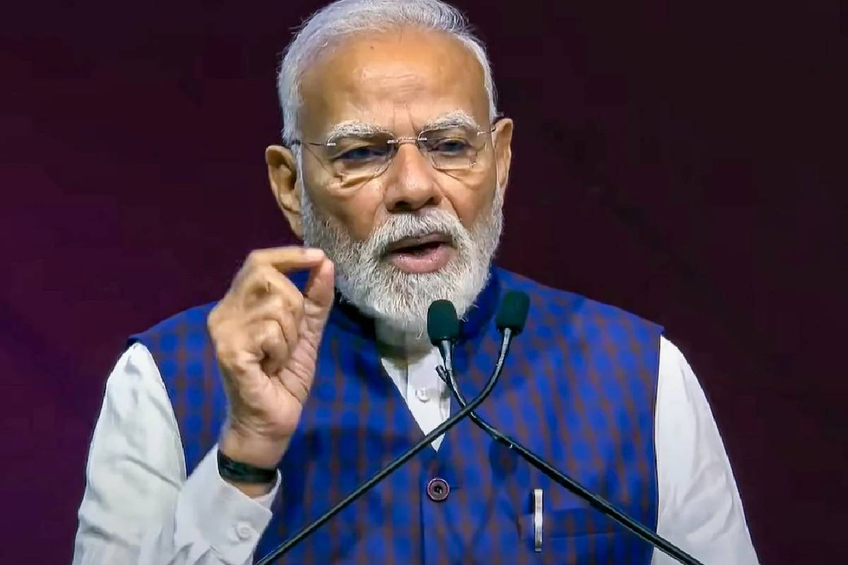3000 புள்ளிகள் சரிவில் சென்செக்ஸ்... ரூ 13 லட்சம் கோடியை இழந்த முதலீட்டாளர்கள் | Sensex Crashes 3 000 Points