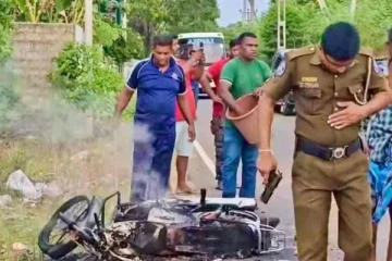 யாழில் இரண்டு குழுக்களுக்கு இடையே மோதல் ; தீக்கிரையான மோட்டார் சைக்கிள்