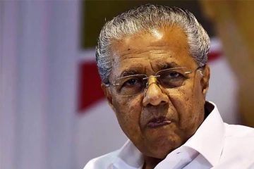 எரிமலை மீது அமர்ந்திருக்கிறோம் - கொரோனா பரவல் குறித்து பிணராயி விஜயன்