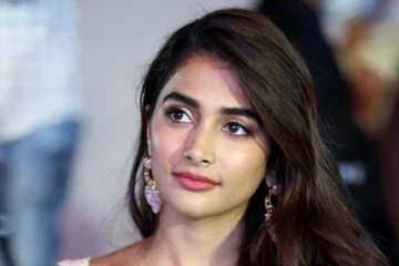 மீண்டும் அரைகுறையான உடையில் பீஸ்ட் படத்தின் கதாநாயகி! எப்படி போஸ் கொடுத்துள்ளார் பாருங்க