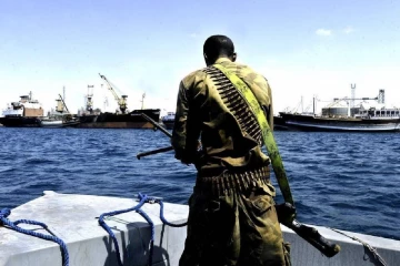 எண்ணெய் கப்பலைக் கடத்திய சோமாலியா கடற்கொள்ளைகர்கள்... இந்தியர் உள்பட 17 பேரின் கதி?