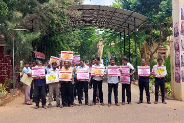 யாழ்.பல்கலைக்கழக ஊழியர் சங்கத்தினரால் முன்னெடுக்கப்பட்ட ஆர்ப்பாட்டம் (Video)