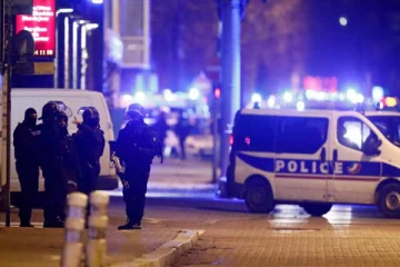 பிரான்சில் கத்திக்குத்து தாக்குதல்! - பொலிஸாரின் துப்பாக்கி பிரயோகத்தில் தாக்குதல்தாரி பலி