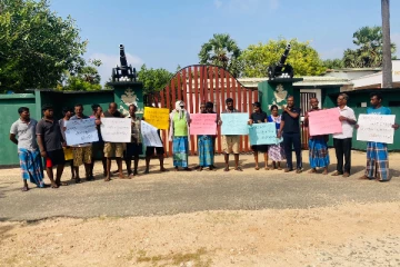 இராணுவ முகாமை அகற்ற வேண்டாம் - யாழ்ப்பாணத்தில் ஆர்ப்பாட்டம் (படங்கள்)