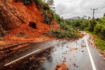 දිස්ත්‍රික්ක රැසකට නායයෑම් රතු එළියක්