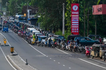 இலங்கையில் மீண்டும் எரிபொருள் நிரப்பு நிலையங்களில் வரிசை முறை