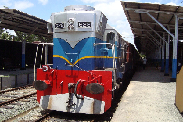 18 நாட்களின் பின் கிழக்கு ரயில் சேவை ஆரம்பம்! | Eastern Train Service Resumes After 18 Days 18 நாட்களின் பின் கிழக்கு ரயில் சேவை ஆரம்பம்! | Eastern Train Service Resumes After 18 Days