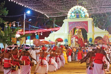 கதிர்காம எசல பெரஹெரவில் பாதுகாப்பு கடமையில் குவிக்கப்பட்ட பொலிஸார்