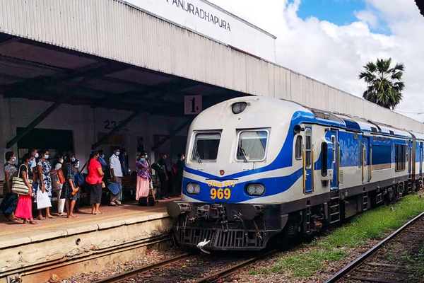 திடீரென தீப்பற்றி எரிந்த ரயில் என்ஜின் ; அதிகாலையில் சம்பவம் | Train Engine Catches Fire Suddenly திடீரென தீப்பற்றி எரிந்த ரயில் என்ஜின் ; அதிகாலையில் சம்பவம் | Train Engine Catches Fire Suddenly