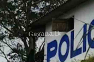 පොලිසියක වැසිකිළියක් තුළ දී කාන්තාවක් කරගත් දේ - කවුරුත්ම හිතන්න නැතුව ඇති මෙහෙම දෙයක් කරගනී කියලා..