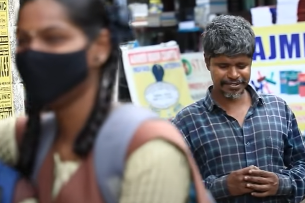 பாட்டுப்பாடி பிச்சை எடுக்கும் நடிகர்.... பேரதிர்ச்சியில் திரையுலகம்!  ஷாக்கில் ரசிகர்கள் | Cuckoo Actor Elangovan Begging In Subway