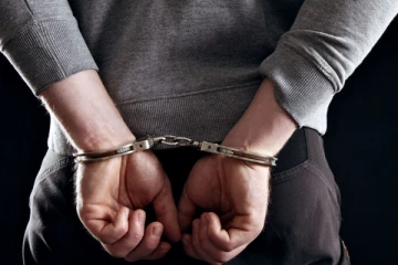 பிரபல பாதாள உலகக்குழு உறுப்பினர் மறைத்து வைத்திருந்த ஆயுதங்கள் மீட்பு