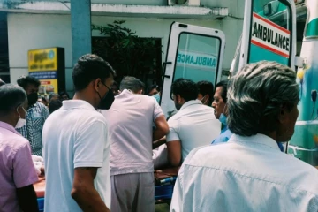 ප්‍රධාන පාසලක සිසුන් 54 ක් හදිසියේ රෝහල්ගත කරයි.. තවත් පිරිසක් ගිලන් රථ මගින් රැගෙන යමින් පවතී..(PHOTOS)