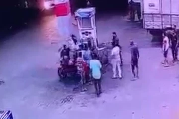 எரிபொருள் நிலையத்தில் பொலிசாருக்கும் இராணுவ அதிகாரிக்கும் அடிதடி!