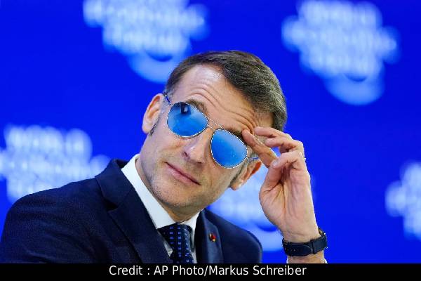 மேக்ரான் குடும்பத்தில் மீண்டும் பிரச்சினை? கேலி செய்யும் இணையம் | Eye Injury Or Something Macron Trolls For Eyeglass