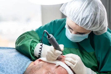 முடி மாற்று அறுவை சிகிச்சையால் இருவர் உயிரிழப்பு; அதிர்ச்சியை ஏற்படுத்திய சம்பவம்