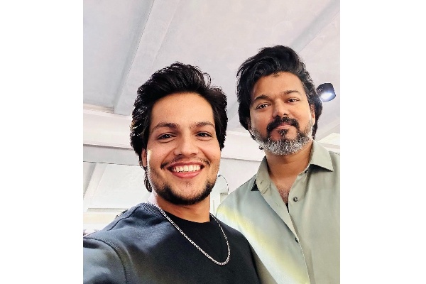 நடிகர் விஜய்யின் புதிய ஹேர் ஸ்டைலுக்கு இவர் தான் காரணம்.. வெளிவந்த அவருடைய புகைப்படம் | Vijay Hair Stylist Photo நடிகர் விஜய்யின் புதிய ஹேர் ஸ்டைலுக்கு இவர் தான் காரணம்.. வெளிவந்த அவருடைய புகைப்படம் | Vijay Hair Stylist Photo