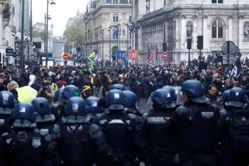 மக்கள் கூட்டத்தை கண்காணிக்க பிரெஞ்சு பொலிசாருக்கு விசேட அனுமதி